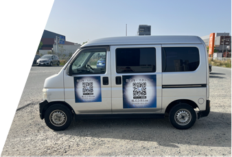 車両にステッカー貼付け